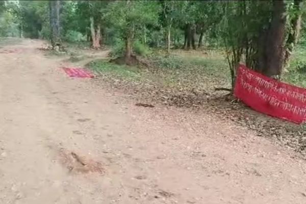 नक्सलियों ने कोयलीबेड़ा में लगाया बैनर&mdash;पोस्टर... ग्रामीण की हत्या की ली जिम्मेदारी... मुखबिरी के शक में वारदात