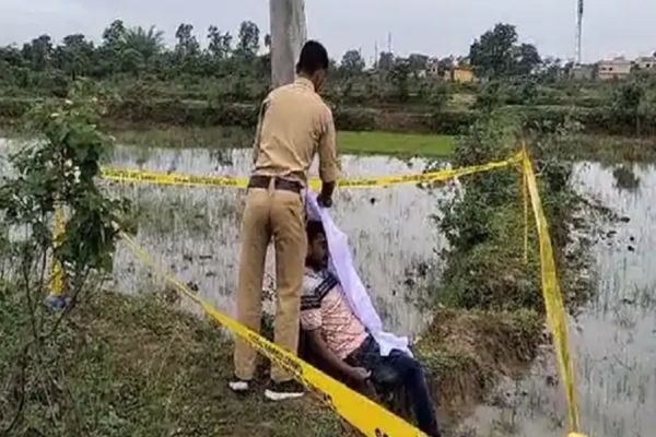 छत्तीसगढ़ में फिर भाजपा नेता की संदिग्ध मौत... बिजली के पोल से बंधा था शव... बेल्ट से गला घोंटकर हत्या की आशंका