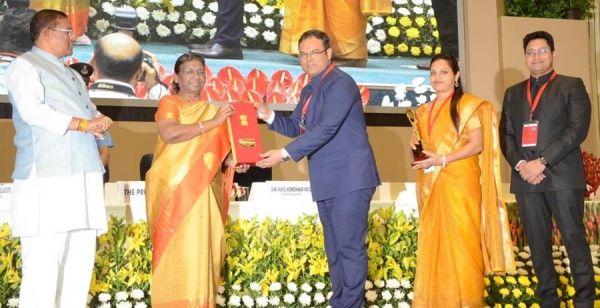 बेमेतरा और सरगुजा जिले ने... दिल्ली में बढ़ाया छत्तीसगढ़ का मान... राष्ट्रपति के हाथों मिला सम्मान