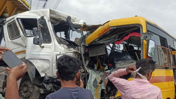 स्कूल बस और ट्रेलर में टक्कर, कई बच्चे घायल