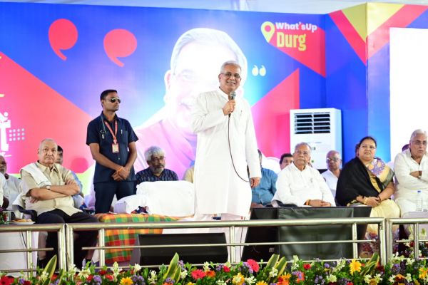 युवाओं की ने छत्तीसगढ़ी गीतों और प्रस्तुति ने मोहा मन..... सीएम के पहुंचते ही "कका कका" के नारे से गूंज उठा जयंती स्टेडियम