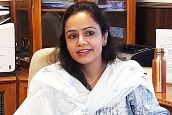 महिला आईएएस अफसर ने... भूमाफियाओं की मनमानी पर कसा नकेल... हटवाने की मिल रही ध​मकियां