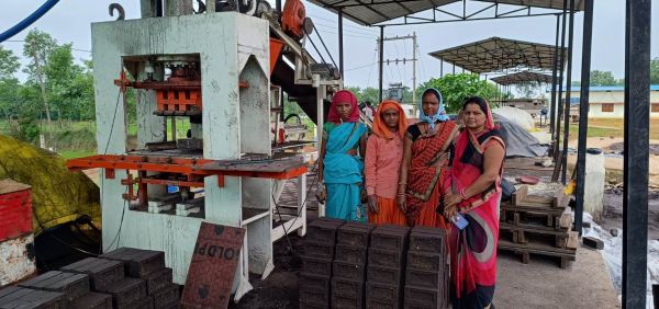 रीपा की बदौलत मजदूर से बनी मालकिन, फ्लाई ऐश ईंट बनाकर महिलाएं हो रही आत्मनिर्भर
