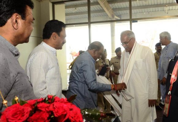 मुख्यमंत्री का जगदलपुर में आत्मीय स्वागत, उप मुख्यमंत्री भी साथ पहुँचे जगदलपुर