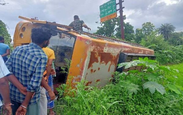 CG ACCIDENT : स्कूली बच्चों से भरी बस पलटी... ग्रामीणों ने मदद के लिए बढ़ाया हाथ... लापरवाह चालक या फिर स्कूल प्रबंधन?