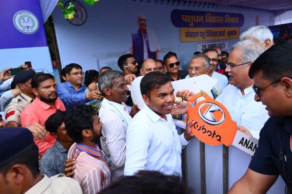  मुख्यमंत्री ने कृषि यांत्रिकीकरण पर सबमिशन घटक योजना के 10 हितग्राहियों को ट्रेक्टर एवं एक हितग्राही को हार्वेस्टर की चाबी सौंपी