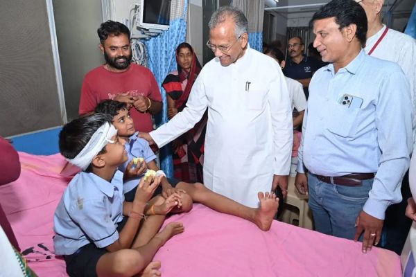 स्कूली बच्चों से भरी ई&mdash;रिक्शा पलटी... घायल 9 बच्चे अस्पताल दाखिल... गृहमंत्री ताम्रध्वज साहू पहुंचे अस्पताल