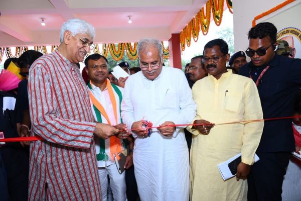 सीएम बघेल ने संभाग के पहले... स्वामी आत्मानंद अंग्रेजी माध्यम कॉलेज का... किया लोकार्पण