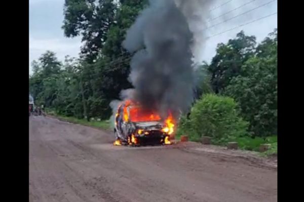 छत्तीसगढ़ में सरपट भागती 'बर्निंग कार'... धुंआ उठते देख बाहर आया चालक... और कार हो गई स्वाहा