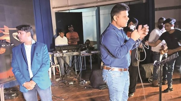 छत्तीसगढ़ के इस IPS ने गाया 'तु मेरी जिंदगी है'... तालियों की गड़गड़ाहट से गूंज उठी महफिल