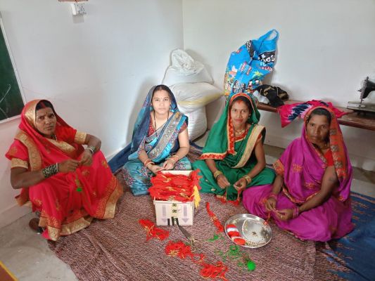 सी-मार्ट में बिक रही महिला समूहों द्वारा बनाई राखियां.... बहनों को आ रही खूब पसंद