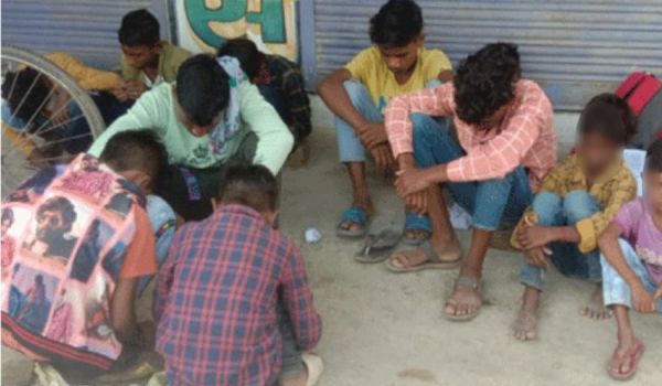 रक्षाबंधन में छुट्टी की नहीं मिली इजाजत... दीवार फांदकर छात्रावास के घर पहुंच गए बालक... अधीक्षक पर लटक रही तलवार