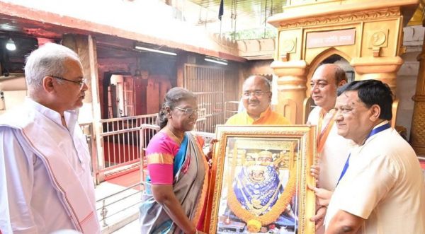 राष्ट्रपति द्रौपदी मुर्मु ने रतनपुर में आदिशक्ति मां महामाया देवी के किए दर्शन