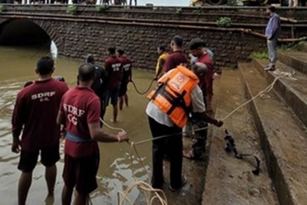 BREAKING NEWS : शिवनाथ नदी में गिरी कार... पांच लोग थे सवार... सभी की डूबने की आशंका... रेस्क्यू जारी