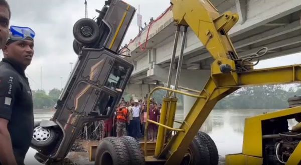  शिवनाथ नदी से निकाली गई कार... महिला, पुरूष सहित दो बच्चियों की मिली लाश... महिला कौन..? फिलहाल अज्ञात