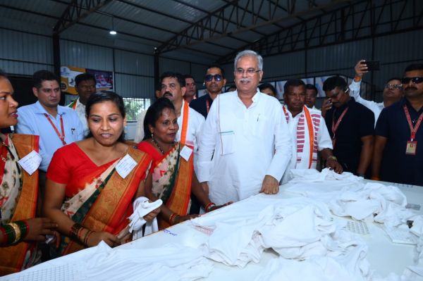 बीजापुर गारमेंट फैक्ट्री का लोकार्पण...  बाजार के लिए तैयार उत्पादों की पहली खेप को सीएम ने दिखाई हरी झंडी 