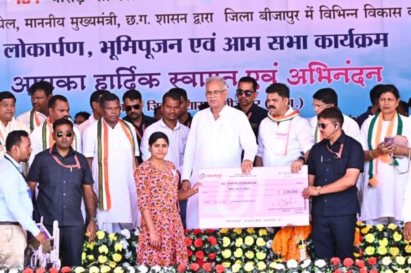 बीजापुर के जिन स्कूलों से आती थीं गोलियों की आवाज, वहां अब बच्चे गा रहे पोयम