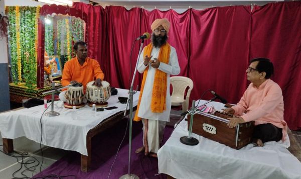 रेलवे महाराष्ट्र मंडळ गणेश पंडाल में बच्चों को वरिष्ठों का सम्मान.... कीर्तन की बहीं गंगा