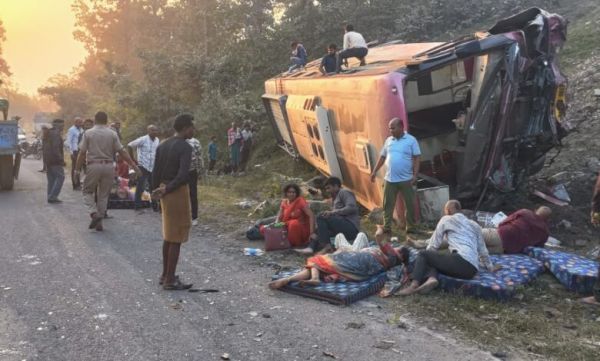 रतनपुर के समीप केंदा घाटी में यात्रियों से भरी बस पलटी... दो की मौत, 25 घायल