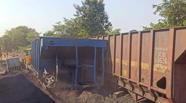 पटरी से उतरी मालगाड़ी... 16 घंटे से कोयला लोडिग बंद. संकट में रेलवे और पावर प्लांट मैनेजमेंट