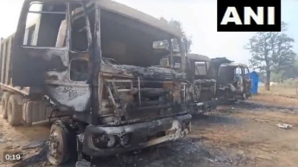 दंतेवाड़ा में 50 नक्सलियों ने मचाया जमकर उत्पात&hellip;.  चौकीदार को बंधक बनाया और 14 गाड़ियां और मशीनों में लगाई आग