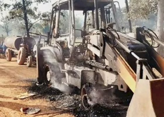 नक्सलगढ़ में फिर नक्सलियों का उत्पात... निर्माण कार्य में लगे 5 वाहनों को किया आग के हवाले