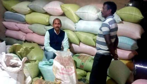 अंबिकापुर में किराना दुकानों में खाद्य विभाग का छापा, 1000 बोरी अवैध धान जब्त