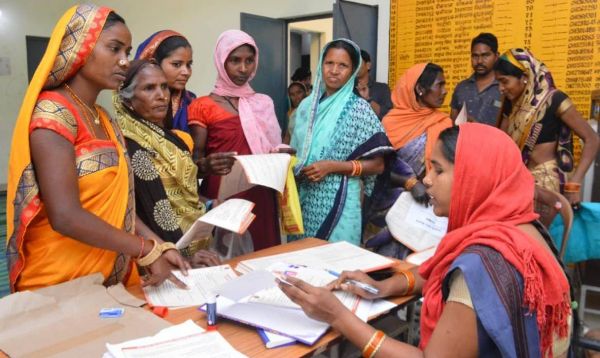 महतारी वंदन योजनाः पहले दिन 1 लाख 81 हजार से अधिक महिलाओं के दिया आवेदन