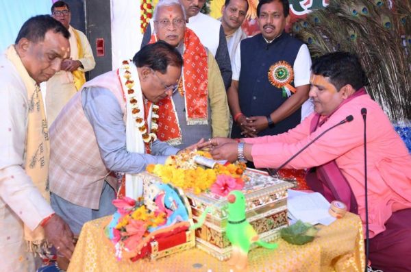 लोधमा में आयोजित भागवत कथा में शामिल हुए मुख्यमंत्री साय... भागवत भवन के लिए 20 लाख देने की घोषणा