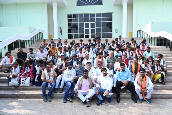 नक्सल प्रभावित पूवर्ती और टेकलगुडेम के लोगों को सीएम ने दिखाया लोकतंत्र का मंदिर