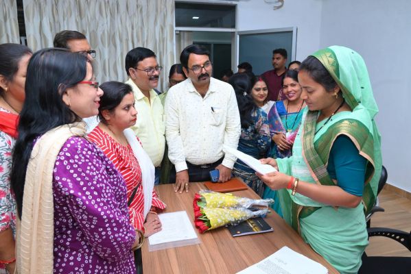 सरकारी आवास में शिफ्ट होते ही एक्टिव मोड में नजर आई राजवाड़े... देर रात तक सुनीं महिलाओं की समस्या