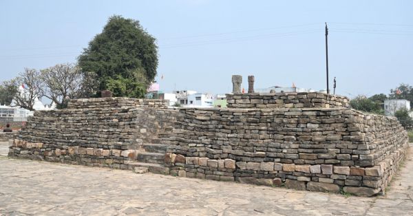 खुदाई में मिले मौर्यकाल तक के अवशेष