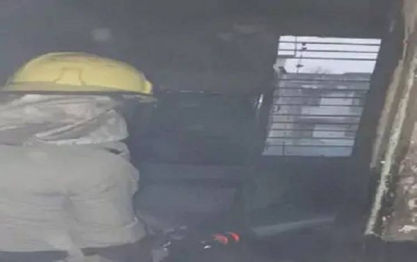 टाउनशिप के एक तीन मंजिला मकान में लगी भीषण आग... सामान हुए खाक