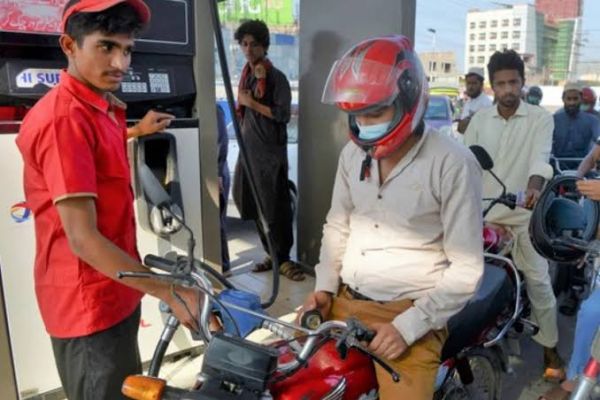 हेलमेट नहीं तो पेट्रोल नहीं... जागरूकता लाने दुर्ग पुलिस की पहल... लोगों ने सराहा