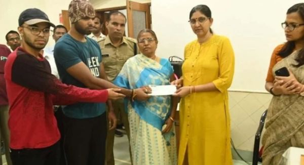 चुनाव ड्यूटी के दौरान महिला कर्मी की मृत्यु, सीईओ ने दो बेटों को सौंपा 15 लाख का चेक