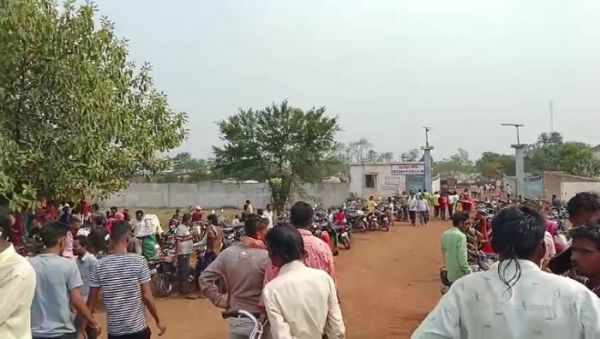  बोरसी-पिरदा के बारूद कारखाना में ब्लास्ट.... हवा में उड़ा मलबा और मकान का टिन शेड