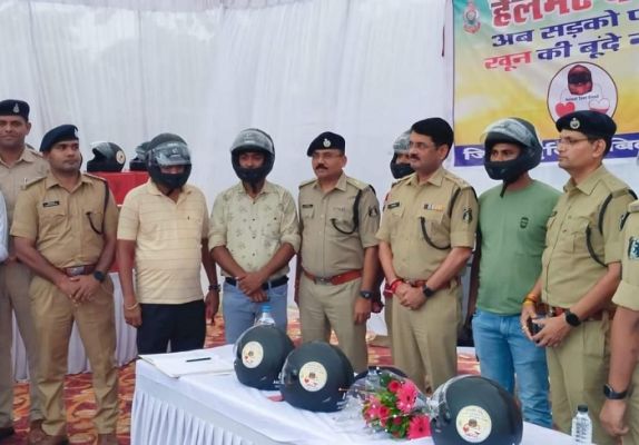 छत्तीसगढ़ पुलिस ने शुरू किया हेलमेट बैंक, थाना आइये, पहचान पत्र दिखाइये और हेलमेट ले जाइये