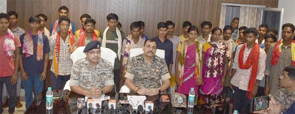 बीजापुर में तीन इनामी सहित 33 नक्सलियों ने किया आत्मसमर्पण