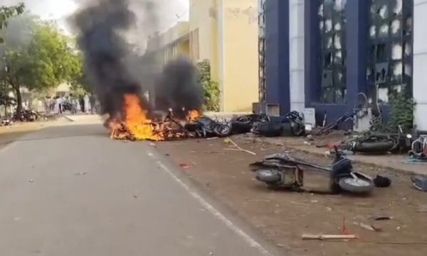 बलौदाबाजार में कलेक्टर और जिला पंचायत कार्यालय में लगाई आग&hellip; कई गाड़ियां फूंकी-पथराव, एक पुलिसकर्मी घायल