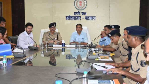 बलौदाबाजार आगजनी कांडः मुख्य सचिव व पुलिस महानिदेशक पहुंचे कलेक्टोरेट, कलेक्ट्रेट बिल्डिंग का लिया जायजा