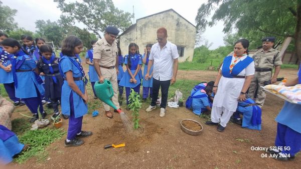 केंद्रीय विद्यालय के बच्चों और CISF के जवानों से रोपे पौधे... लिया सुरक्षा का संकल्प