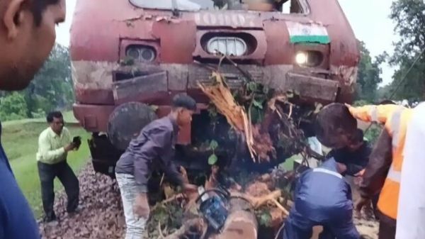 पेड़ से टकराई रेल, पायलट को भी आई चोट : छत्‍तीसगढ़ में ट्रेन हादसा 