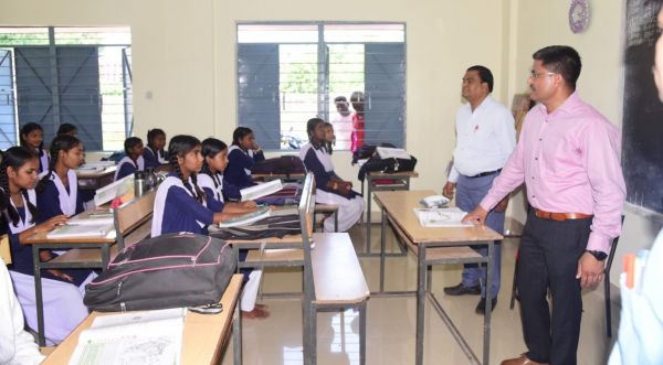 स्कूलों में शिक्षकों व छात्रों के लिए सख्त पाबंदी: प्रार्थना में शिक्षकों व कर्मचारियों की उपस्थिति जरूरी