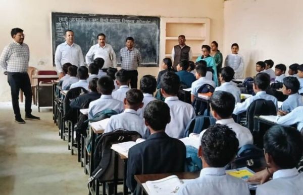 शिक्षा सचिव परदेशी ने गरियाबंद जिले के स्कूलों का किया निरीक्षण
