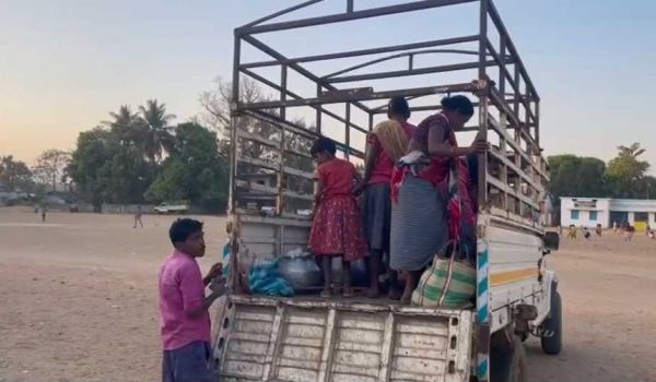 नक्सलियों का आतंक.... 8 परिवारों को गांव छोड़ने पर किया मजबूर