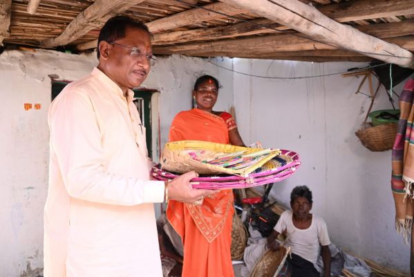 C M ने की परिवारिक शादी के लिए खरीददारी, कुलेश्वरी कमार से खरीदा पर्रा, धुकना और सुपा