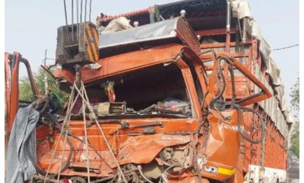 उत्तर प्रदेश में हुए भीषण सड़क हादसे में 3 की मौत, 30 से ज्यादा घायल