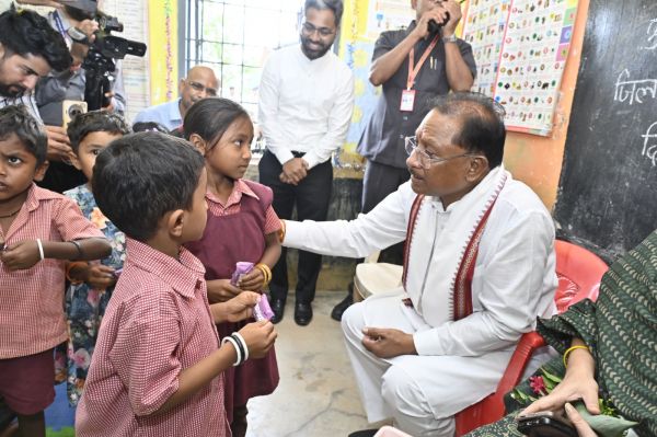 मांदरी के आँगनबाड़ी पहुंचे सीएम साय...  बच्चों ने सीएम को सुनाई कविता तो मिले चाकलेट