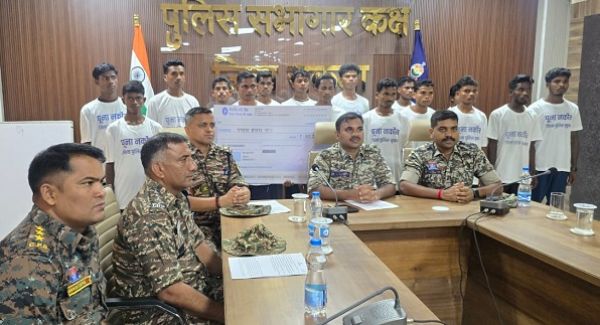 मुठभेड़ में मारे जाने का डर, 16 माओवादियों का सरेंडर.. जानिए कितने का था इनाम