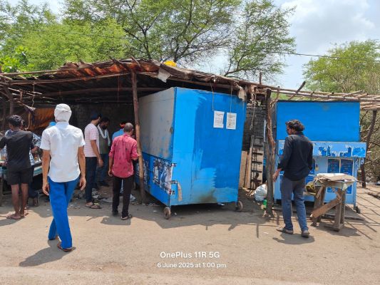 राजनांदगांव जिला चिकित्सालय के सामने लगे ठेला, झोपड़ी को निगम के अतिक्रमण दस्ता ने हटाया